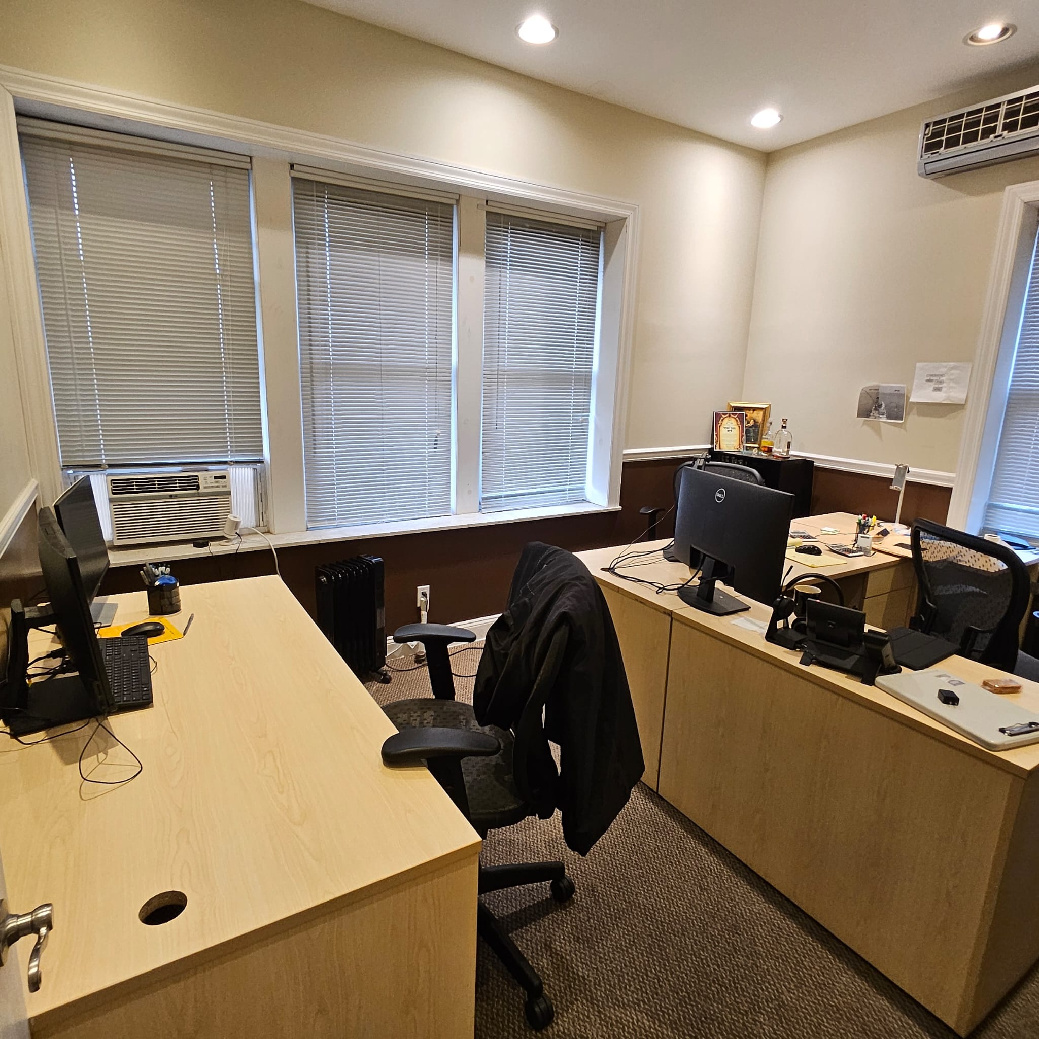 Office for rent! 13/50th, 3rd floor, 1000 sqft, Great condition lots of sunlight, Corner building 2 private large rooms Small open space kitchenette and bathroom $2200